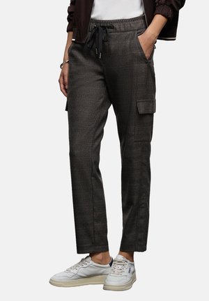 Dunkelgraue Cargo-Hosen mit einem strukturierten Karomuster, elastischem Bund, Kordelzug und zwei Seitentaschen. Getragen mit weißen Sneakers.