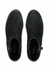 Botines de ante negro con puntera redondeada, cremallera lateral y tacón plano. Interior etiquetado como "Gabor comfort." Textura suave con un diseño minimalista.