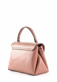 Sac à main en cuir rose au design structuré, doté d'une poignée courte, d'accents métalliques et d'un rabat supérieur. Texture lisse, forme angulaire.