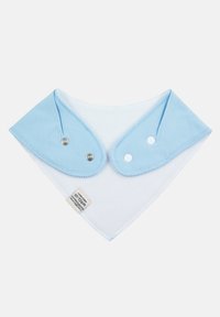 Hellblaue Bandana mit weißem Grund, im dreieckigen Design, mit Druckknopfverschlüssen und einer sanften Textur. Label am unteren Rand angebracht.