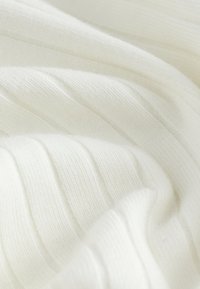 Tela blanca acanalada con textura suave, que presenta líneas verticales alternas y un ligero brillo. El material parece ligero y flexible.