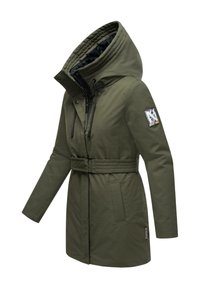 Parka vert olive avec une taille ceinturée, un col haut et une doublure matelassée. Présente une pièce sur la manche gauche et des poches avant zippées.