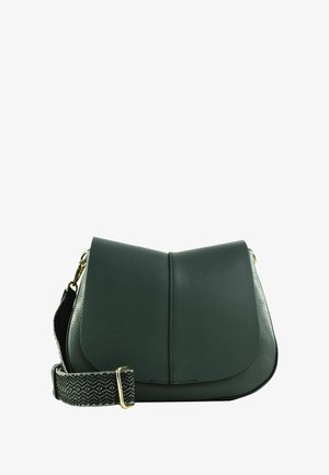 Sac à épaule en cuir vert avec fermeture à rabat, finition texturée et bandoulière à motif. Équipé de finitions en métal doré.