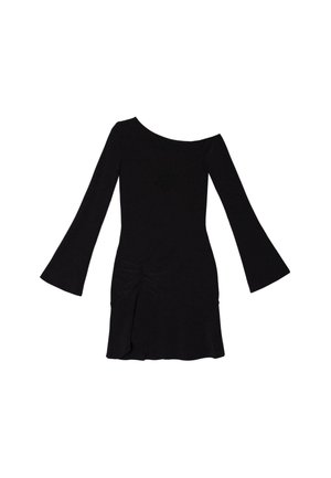 Vestido negro sin mangas con escote Bardot, mangas largas y acampanadas, detalles fruncidos en los laterales y un dobladillo a la altura de la rodilla. Tela suave y diseño ajustado.