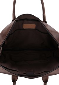 Bruine leren tas met een ritssluiting, voorzien van een open interieur, meerdere vakken en een gestructureerd oppervlak. Gladde, stevige handvatten.