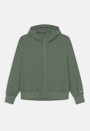 Chaqueta con capucha de tela verde apagado, con cremallera frontal, puños elásticos, dos bolsillos delanteros y un logo en la manga.