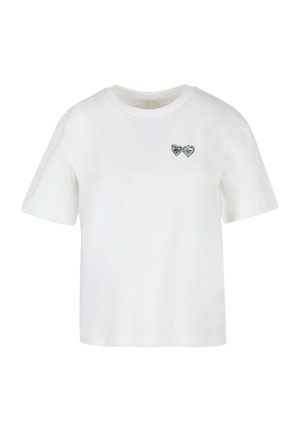 Weißes Baumwoll-T-Shirt mit kurzen Ärmeln und rundem Halsausschnitt. Verfügt über zwei silberne herzförmige Akzente im Bereich der linken Brust.