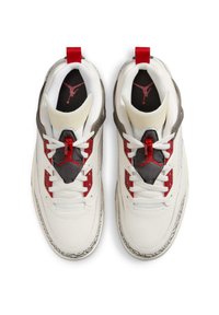 Hvide lædersneakers med grå og røde accenter, med snørebåndsdesign, rød træksløjfe og ikonisk logo på tungen.