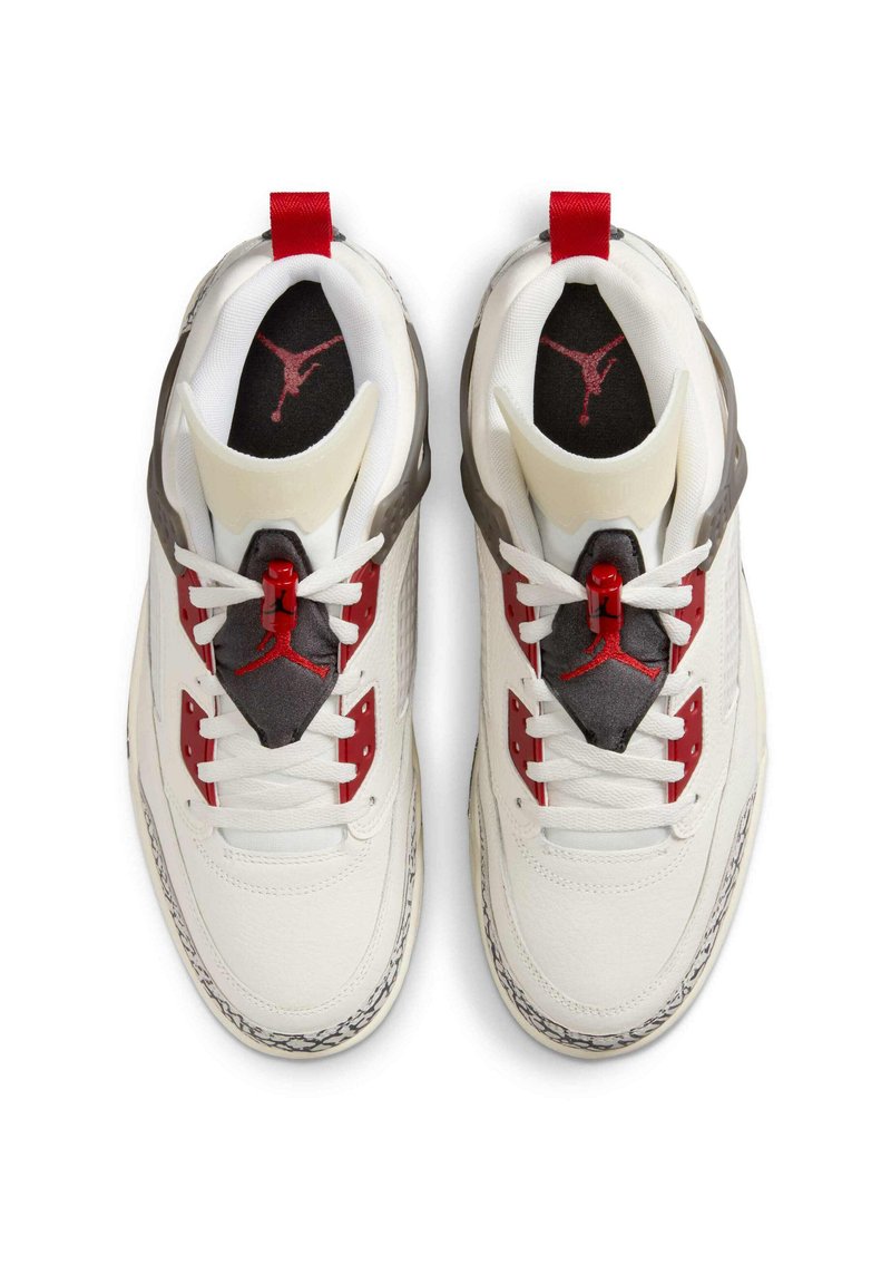 Zapatillas de cuero blancas con acentos en gris y rojo, que presentan un diseño con cordones, una pestaña roja en la parte trasera y un logo icónico en la lengüeta.
