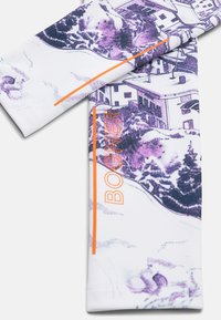 Legginsy z białego materiału z nadrukiem górskiego krajobrazu w odcieniach fioletu, z pomarańczowym logo "BOGNER" oraz kontrastowym pomarańczowym paskiem.