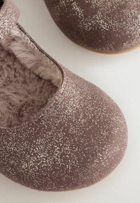 Trblietavé detské topánky v mauve farbe s okrúhlou špičkou, mäkkým kožúškom a textúrovaným trblietavým povrchom pre zvýraznenie detailov. Ploché gumové podrážky.
