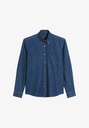 Denim shirt in donkerblauw met lange mouwen, knoopsluiting kraag, één borstas, en zilveren knoopdetails. Gladde textuur met een klassieke snit.