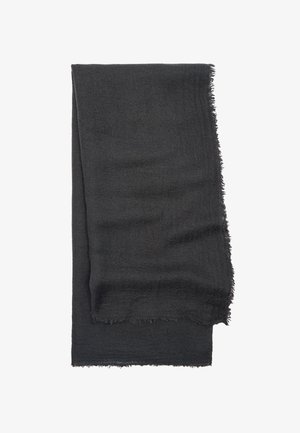 Czarny prostokątny szal wykonany z miękkiego, teksturowanego materiału. Strzępione krawędzie i lekka, układająca się forma odpowiednia do różnych stylizacji.