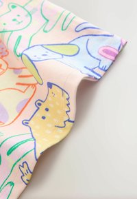 Buntes Stoffmuster mit verspieltem Tierdesign, darunter Katzen und Hunde, auf einem weichen rosa Hintergrund mit leichter, glatter Textur.