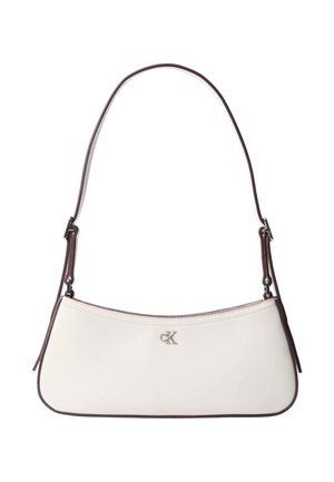 Sac à bandoulière en cuir blanc avec garniture marron foncé et sangle réglable, arborant un petit logo argenté "cK" au centre avant.