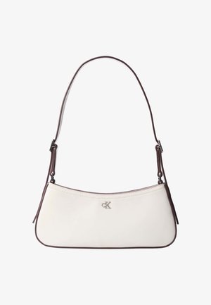 Bílá kožená kabelka přes rameno s tmavě hnědým lemem a nastavitelným popruhem, na přední straně uprostřed malý stříbrný nápis "cK".