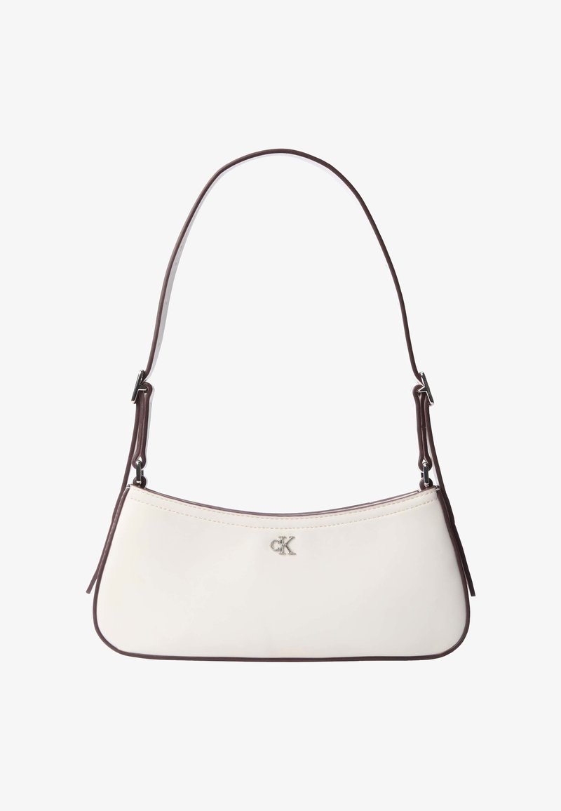 Λευκή δερμάτινη τσάντα ώμου με σκούρο καφέ περιθώριο και ρυθμιζόμενο λουράκι, με μικρό ασημί λογότυπο "cK" στο κέντρο μπροστά.