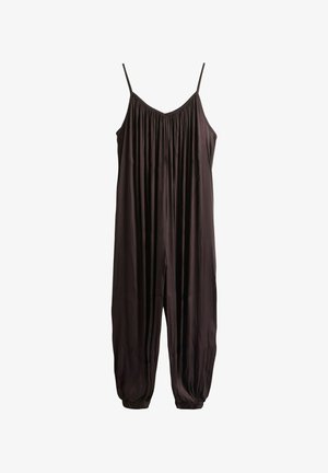 Salopetă largă de culoare maro închis, fără mâneci, cu bretele subțiri pe umeri și manșete elastice adunate la glezne.