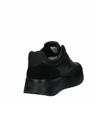 Sneaker neri con tomaia in pelle liscia, dettagli in camoscio, colletto imbottito e suola in gomma spessa per maggiore aderenza e comfort.