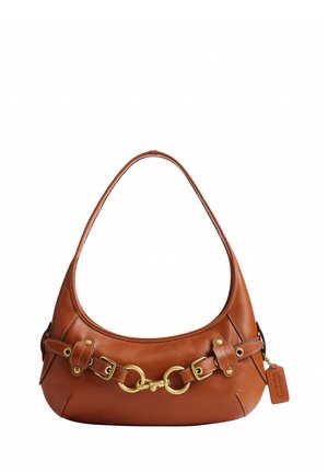 Sac à bandoulière en cuir marron avec détail de boucle dorée et une étiquette en cuir marron suspendue sur fond blanc.