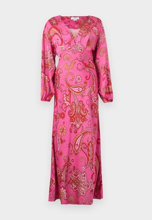 Roosa pika varrukaga maksikleit punaste ja beežide paisley lillemustritega ning V-kaelusega valgel taustal.