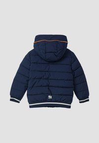 Marineblauer Pufferjacke mit Kapuze, ausgestattet mit einem horizontalen gesteppte Design, elastischen Bündchen und einem kontrastierenden orangen Besatz entlang des Randes der Kapuze.