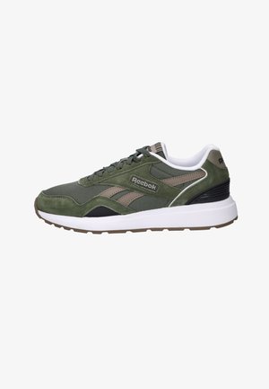 Reebok GL 1100 sneaker in groen suède en mesh met bruine logostrepen, witte gevoerde zool en zwarte hiel-detail.