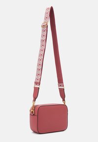 Borsa a tracolla rettangolare rossa in materiale testurizzato, con una tracolla regolabile a fantasia e dettagli in metallo dorato.