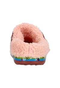 Roze fuzzy sloffen met een zachte textuur, ronde vorm en kleurrijke sterpatronen op de zool. De achterkant toont het zachte voering voor comfort.