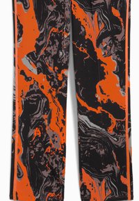 Sorte leggings med et marmoreringmønster i orange og grå, der har en elastisk talje og kontrasterende sidelister.