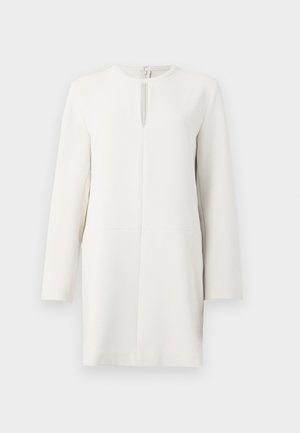 Vestido blanco de manga larga con un escote redondo, que cuenta con un cierre de cremallera central y un diseño de corte recto, hecho de una tela suave.