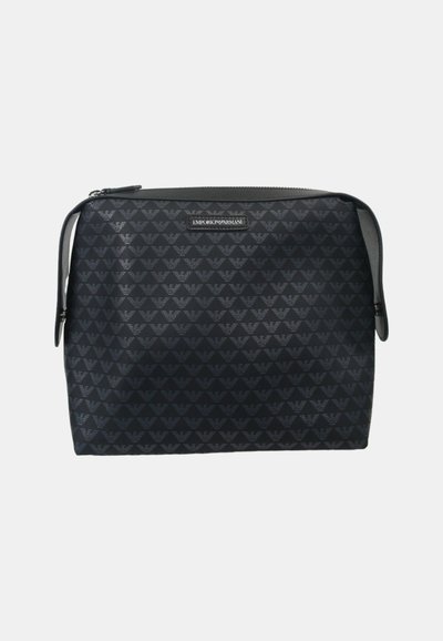 Schwarze Kosmetiktasche mit geometrischem Muster, ausgestattet mit einem Reißverschluss und einem Markenlogo. Glatte Textur und rechteckige Form.