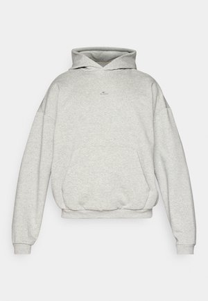 Grå hettegenser laget av myk stoff, med lange ermer, en lomme foran og en liten logo trykket på brystet.