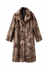 Cappotto in pelliccia finta di colore marrone con un motivo ondulato strutturato, caratterizzato da un colletto a scollo a V e sei bottoni di chiusura. Maniche lunghe e taglio al ginocchio.