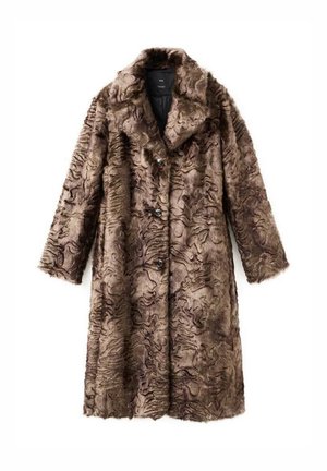 Abrigo de piel sintética en marrón con un patrón texturizado en forma de ondas, que presenta un cuello con muescas y seis botones de cierre. Mangas largas y corte a la altura de la rodilla.