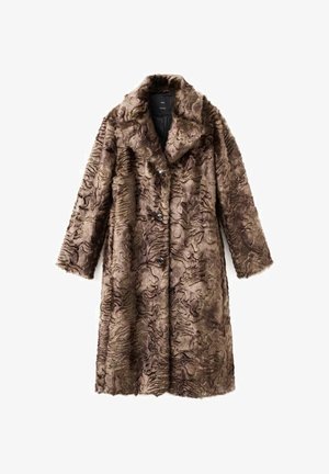 Abrigo de piel sintética en marrón con un patrón texturizado en forma de ondas, que presenta un cuello con muescas y seis botones de cierre. Mangas largas y corte a la altura de la rodilla.