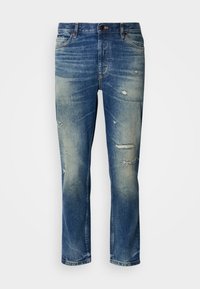 Lys blå denimjeans med en avslappet passform, med slitte detaljer, falmede lapper og en klassisk knapp- og glidelås-lukking.