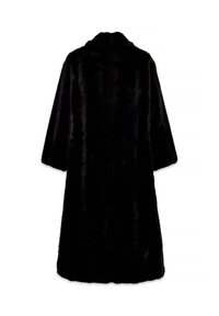Lange zwarte jas van nepbont met mouwen van volle lengte en een hoge kraag, gezien van achter tegen een witte achtergrond.