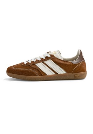 Baskets marron avec des bandes blanches, des lacets blancs, une semelle texturée et un design bas sur fond blanc.