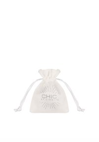Weißer Stoff-Zugbeutel mit silberner Schrift "CHIC BY LIRETTE" und strahlenförmigem Design, mit glatter Textur und raffen Öffnung.