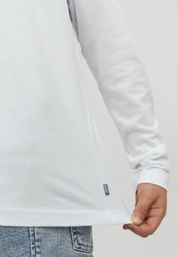 Jack & Jones Junior JJE O NECK - Långärmad tröja - white