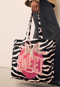 Geantă tote cu dungi în dungi roz și negre, cu un grafic mare de căpșună și textul „SWEET BERRY” în litere îndrăznețe. Mânere rezistente pentru transport.