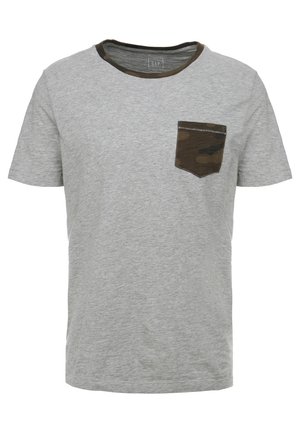 Lysegrå T-shirt med korte ærmer med mørkegrøn brystlomme med camouflage-mønster og matchende rund halsudskæring.