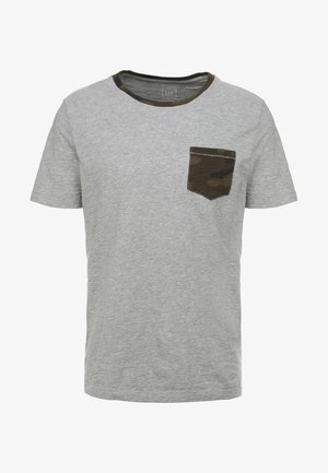 Jasnoszary t-shirt z krótkim rękawem z ciemnozieloną kieszenią na piersi w wzór kamuflażu i dopasowanym okrągłym wykończeniem dekoltu.