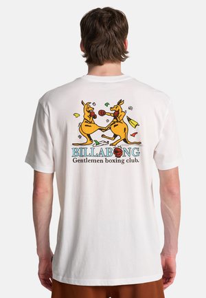 Wit katoenen T-shirt met een kleurrijke afbeelding van twee bokskangoeroes, met daaronder de tekst "BILLABONG Gentlemen boxing club".