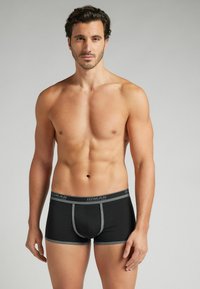 Svart boxerkalsonger med en grå midjeband, med en kontur-ficka. Tyget ser slätt och elastiskt ut, designat för komfort.