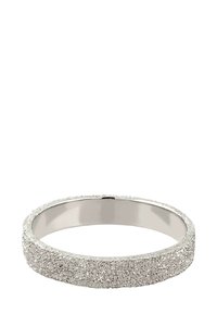 Sølv ring med en tekstureret overflade og glitrende finish. Glat inderside, afrundede kanter og ensartet form.