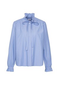 Blouse bleu clair à manches longues avec fines rayures blanches, col montant à volants, fermeture par boutonnière et nœud au niveau du cou et des poignets.