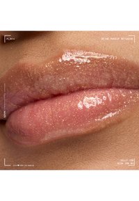 Gros plan sur des lèvres avec un gloss rose clair brillant, parsemé de fines paillettes dorées, sur une peau lisse.