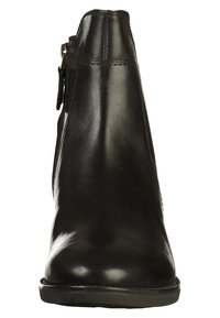 Botín de cuero negro con un diseño elegante, punta afilada y cremallera lateral; textura suave y suela resistente.